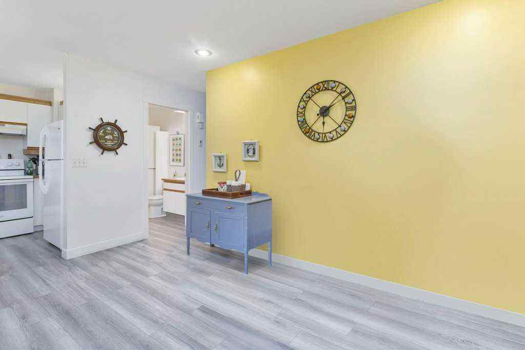 MLS® A2265267 - 3327 50 Avenue  in Cottage Area Sylvan Lake, Residential