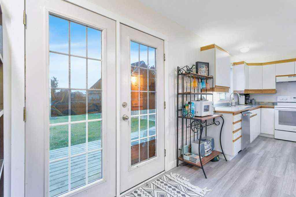 MLS® A2265267 - 3327 50 Avenue  in Cottage Area Sylvan Lake, Residential