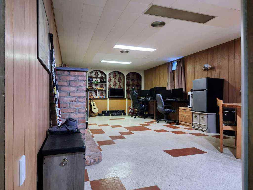 MLS® A2265304 - 2413 9 Avenue N in Park Meadows Lethbridge, Residential