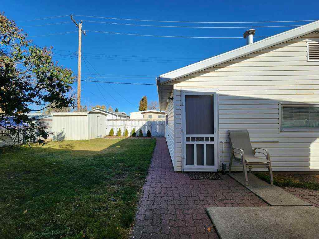 MLS® A2265304 - 2413 9 Avenue N in Park Meadows Lethbridge, Residential