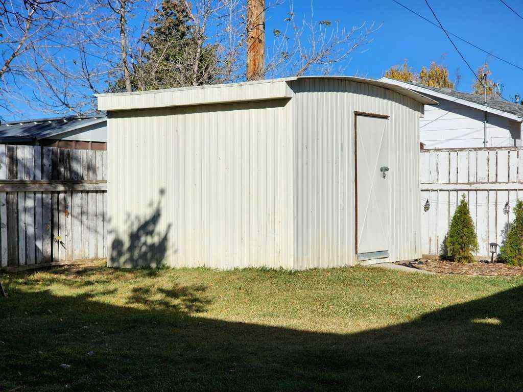 MLS® A2265304 - 2413 9 Avenue N in Park Meadows Lethbridge, Residential