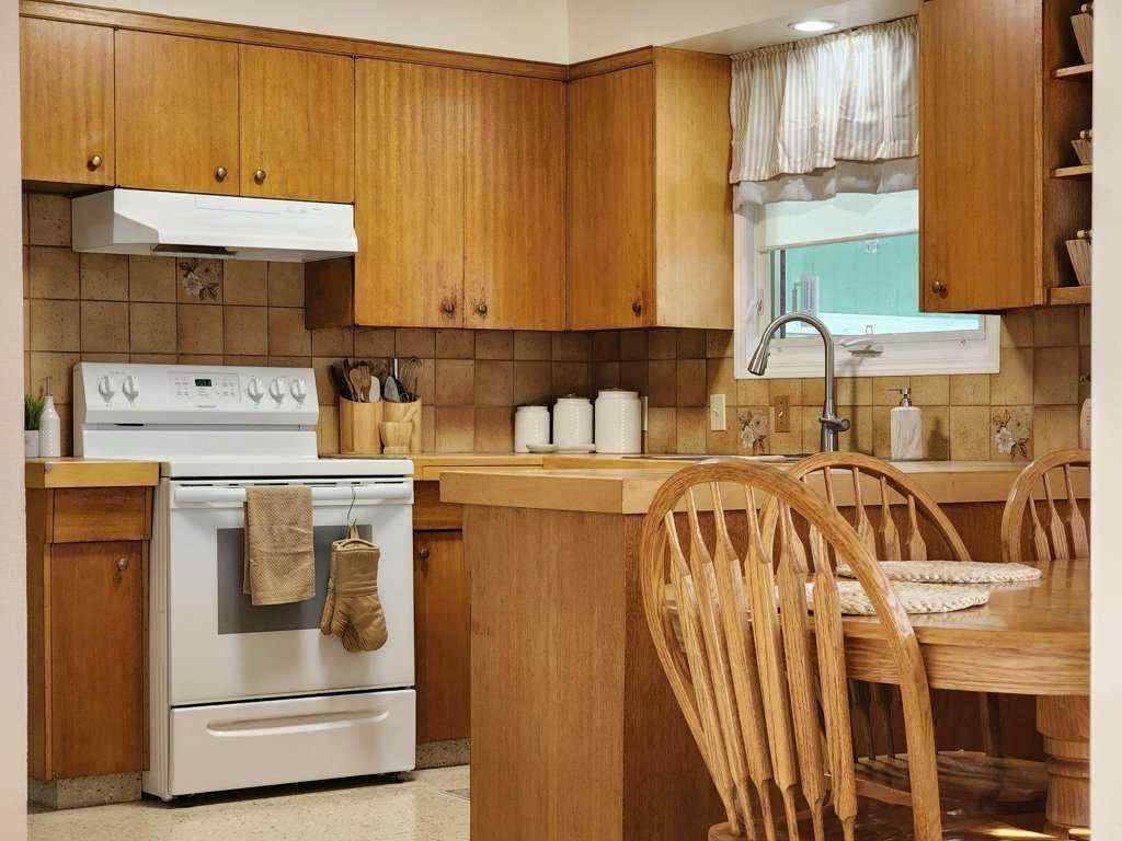 MLS® A2265304 - 2413 9 Avenue N in Park Meadows Lethbridge, Residential