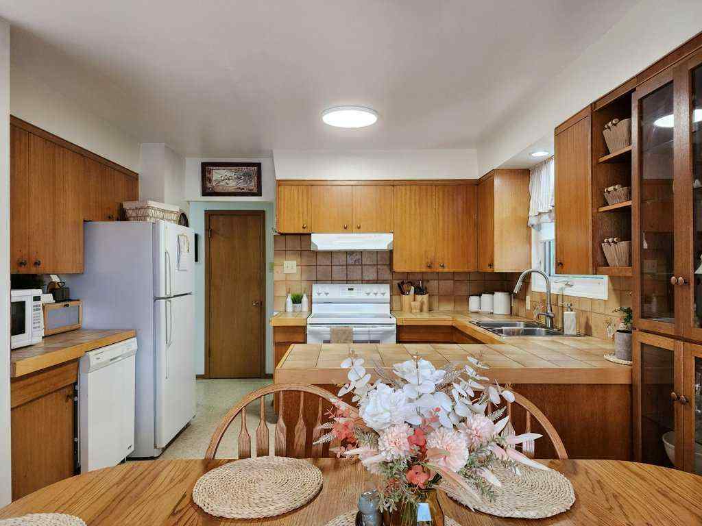 MLS® A2265304 - 2413 9 Avenue N in Park Meadows Lethbridge, Residential