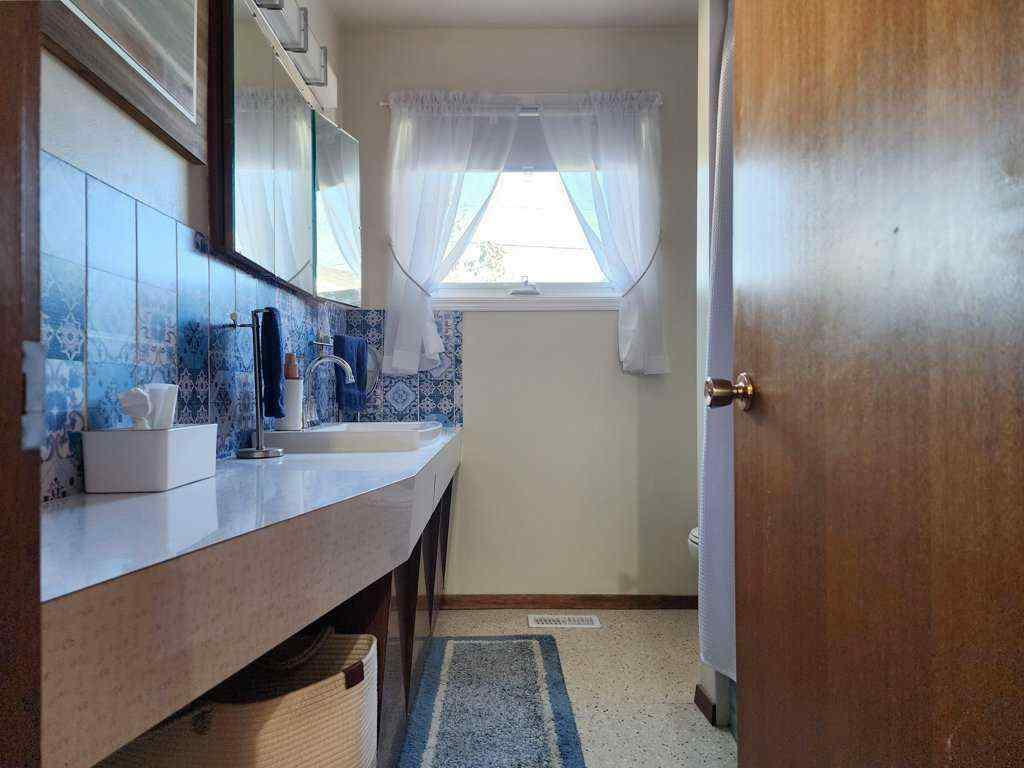 MLS® A2265304 - 2413 9 Avenue N in Park Meadows Lethbridge, Residential