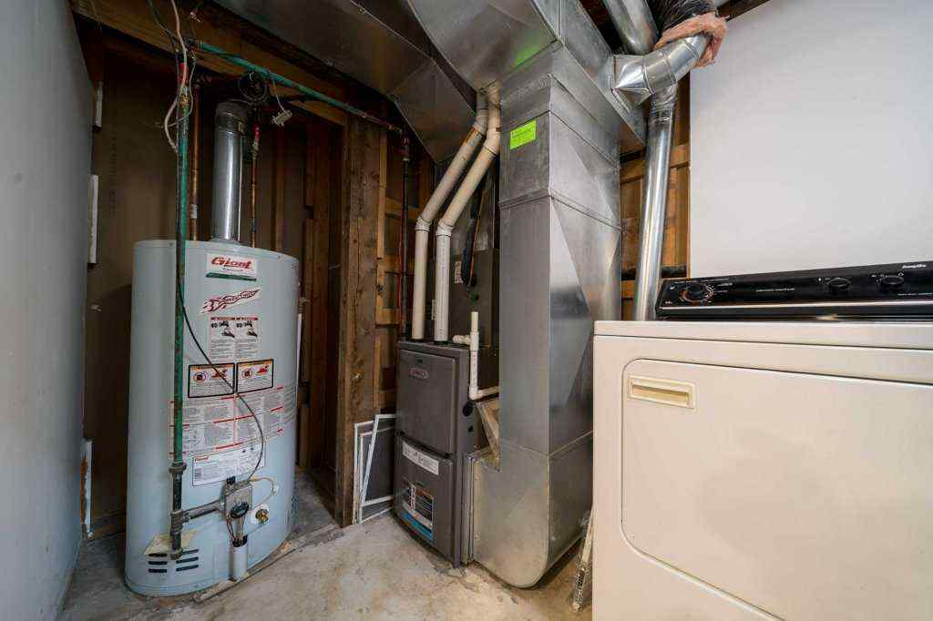 MLS® A2265353 - 619 Industrial Avenue SE in River Flats Medicine Hat, Residential