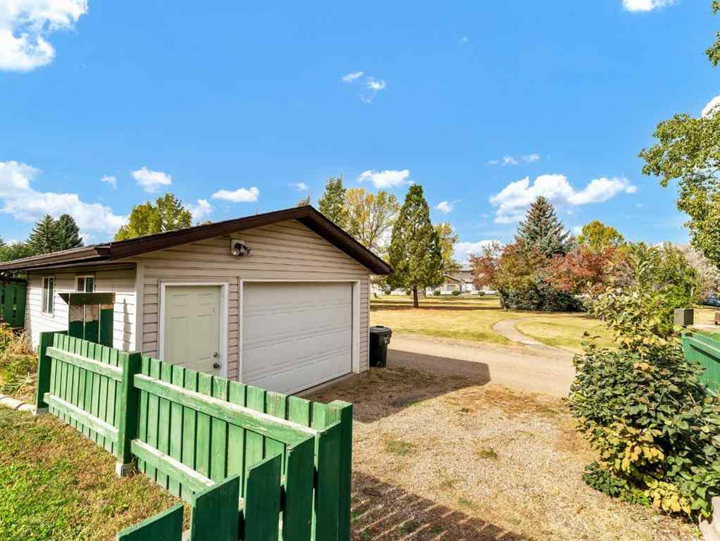 MLS® A2265361 - 90 Simpson Crescent SE in SE Southridge Medicine Hat, Residential