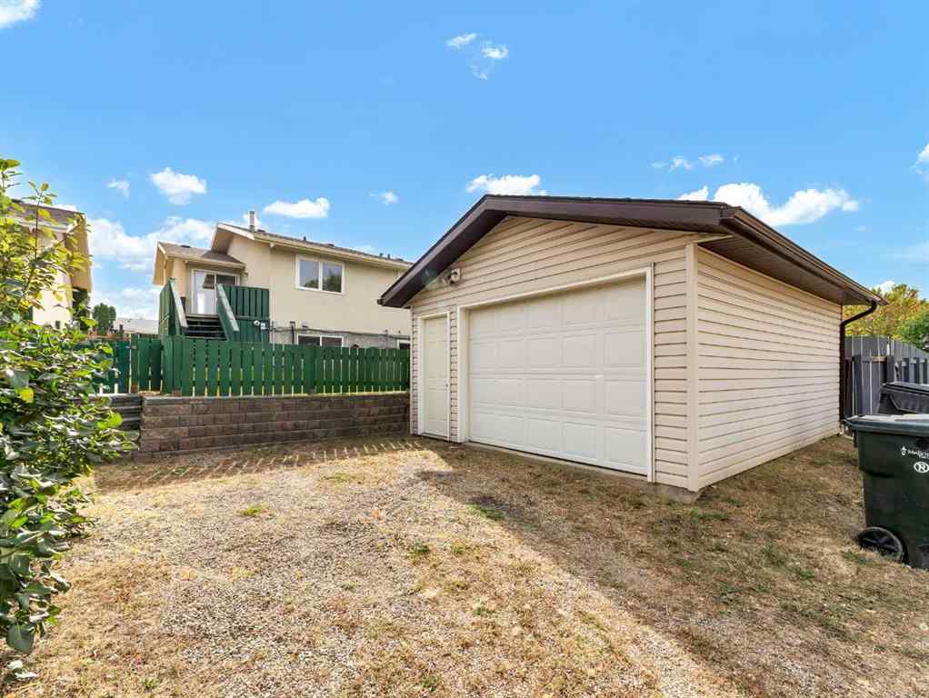 MLS® A2265361 - 90 Simpson Crescent SE in SE Southridge Medicine Hat, Residential