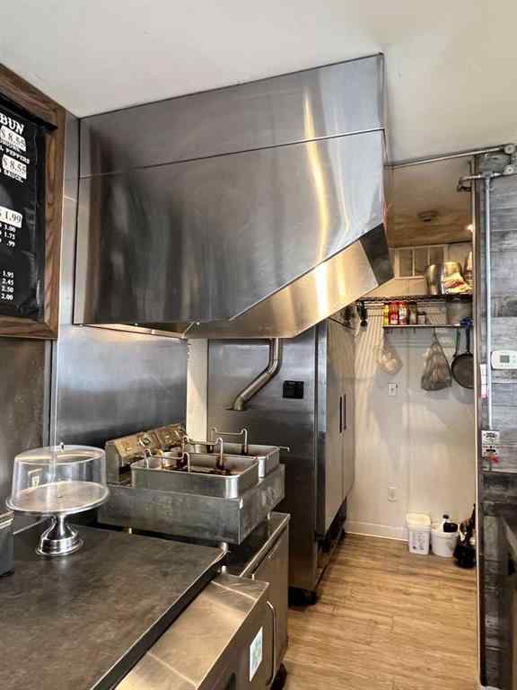 MLS® A2265390 - 1702 12 Street NW in Capitol Hill Calgary, Commercial