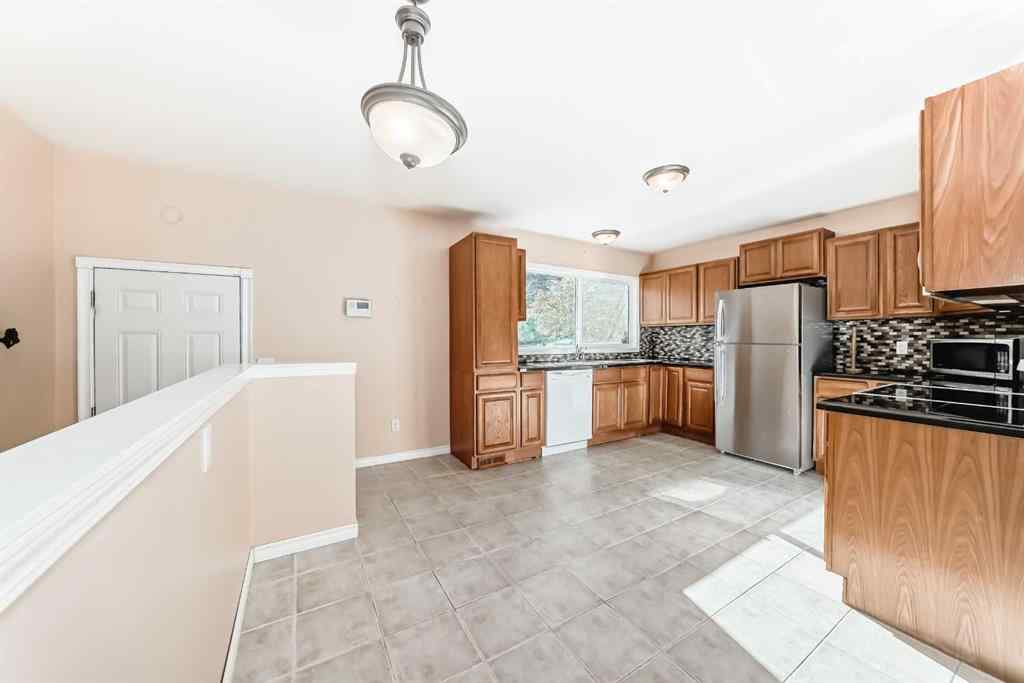 MLS® A2265391 - 1942 Cottonwood Crescent SE in Southview Calgary, Residential