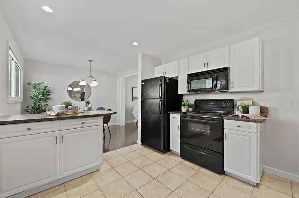 MLS® A2265392 - 571 Killarney Glen Court SW in Killarney/Glengarry Calgary, Residential