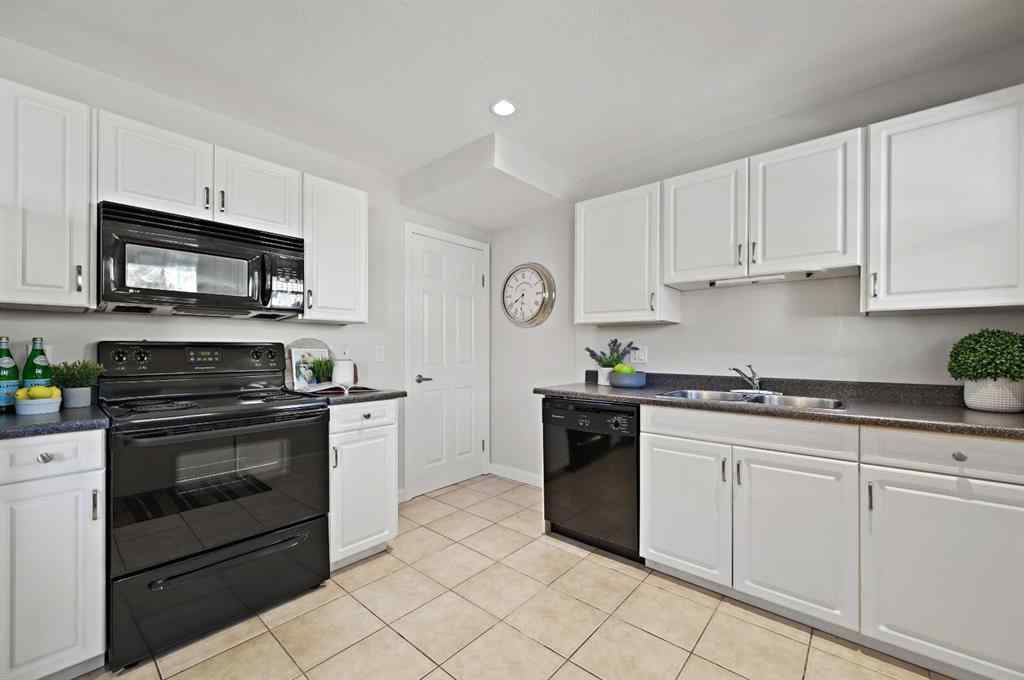 MLS® A2265392 - 571 Killarney Glen Court SW in Killarney/Glengarry Calgary, Residential