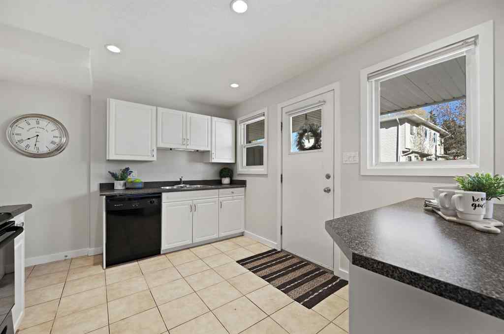 MLS® A2265392 - 571 Killarney Glen Court SW in Killarney/Glengarry Calgary, Residential