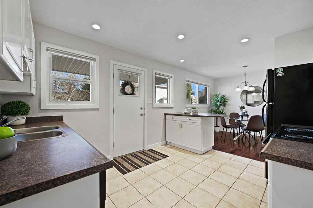 MLS® A2265392 - 571 Killarney Glen Court SW in Killarney/Glengarry Calgary, Residential