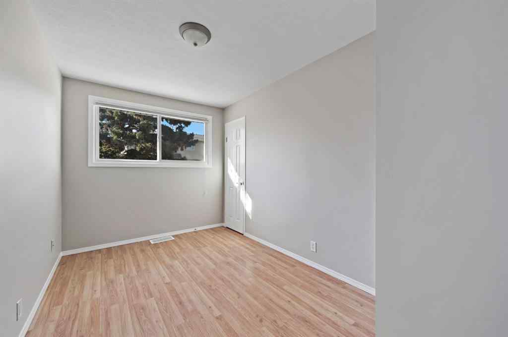 MLS® A2265392 - 571 Killarney Glen Court SW in Killarney/Glengarry Calgary, Residential