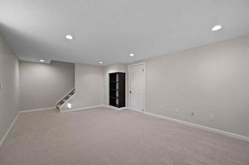 MLS® A2265392 - 571 Killarney Glen Court SW in Killarney/Glengarry Calgary, Residential