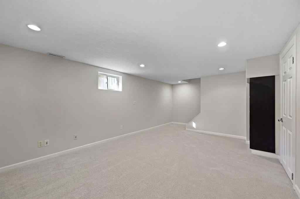 MLS® A2265392 - 571 Killarney Glen Court SW in Killarney/Glengarry Calgary, Residential