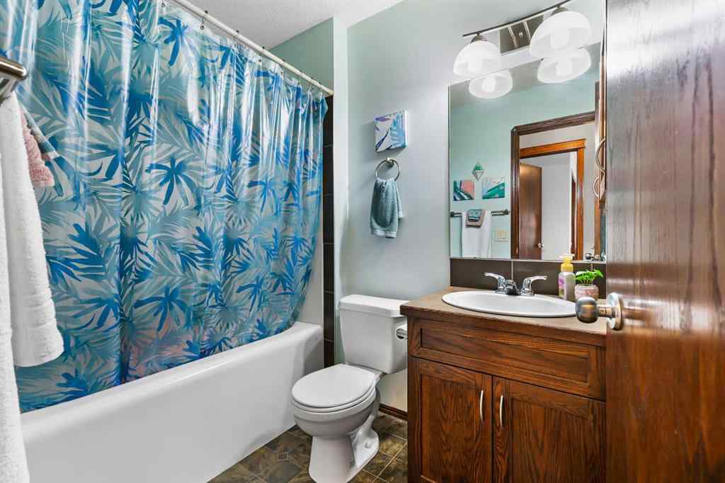 MLS® A2265403 - 100 Hillcrest Boulevard  in Hillview Estates Strathmore, Residential