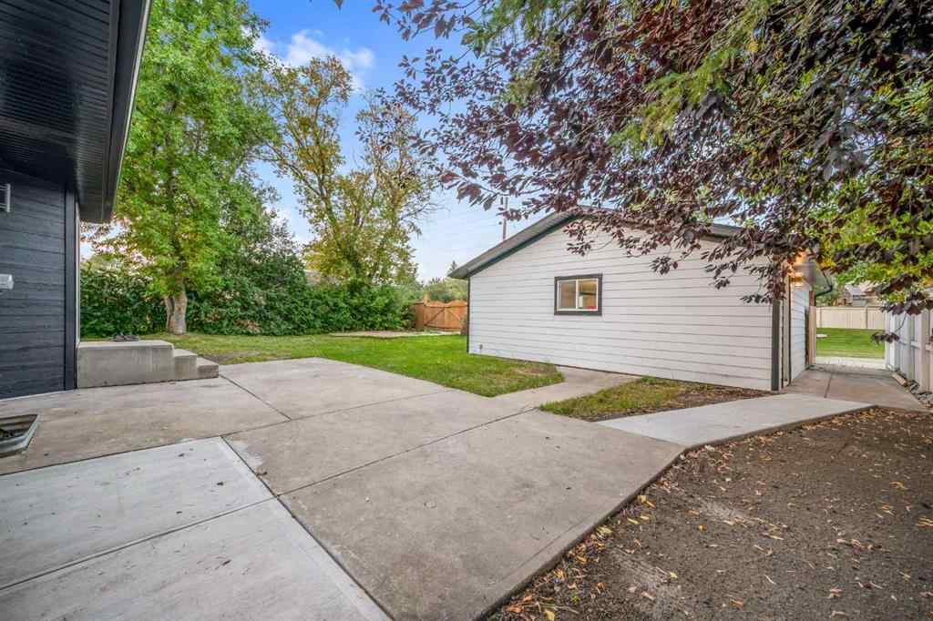 MLS® A2265453 - 423 Queensland Circle SE in Queensland Calgary, Residential