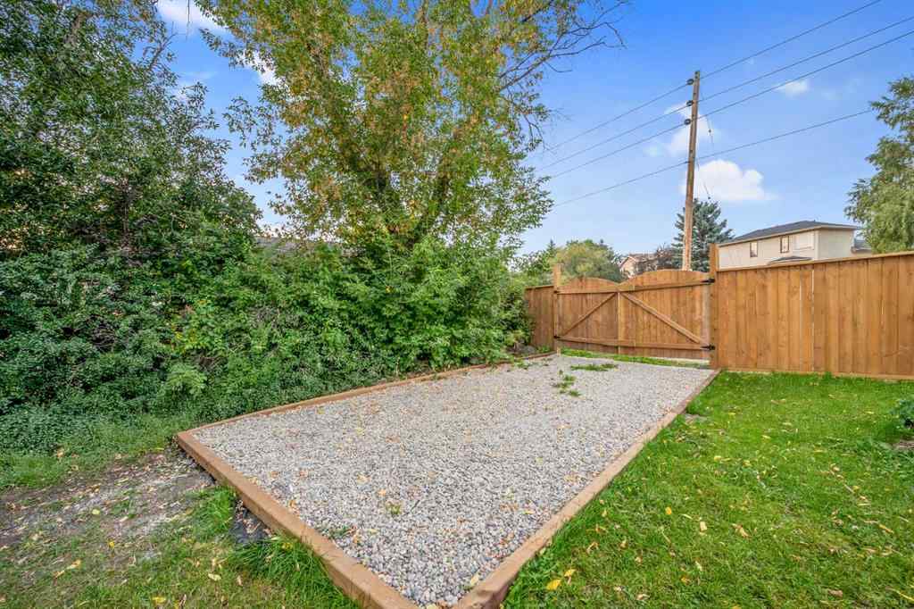 MLS® A2265453 - 423 Queensland Circle SE in Queensland Calgary, Residential