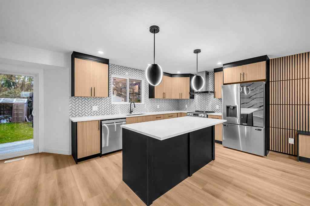 MLS® A2265453 - 423 Queensland Circle SE in Queensland Calgary, Residential