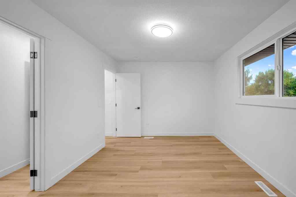 MLS® A2265453 - 423 Queensland Circle SE in Queensland Calgary, Residential