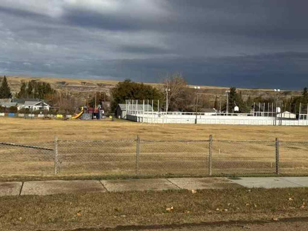 MLS® A2265600 - 656 Hunter Drive  in Nacmine Drumheller, Residential