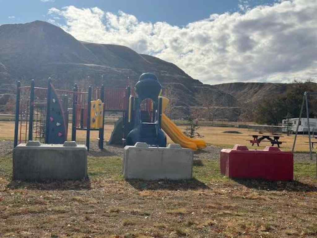 MLS® A2265600 - 656 Hunter Drive  in Nacmine Drumheller, Residential