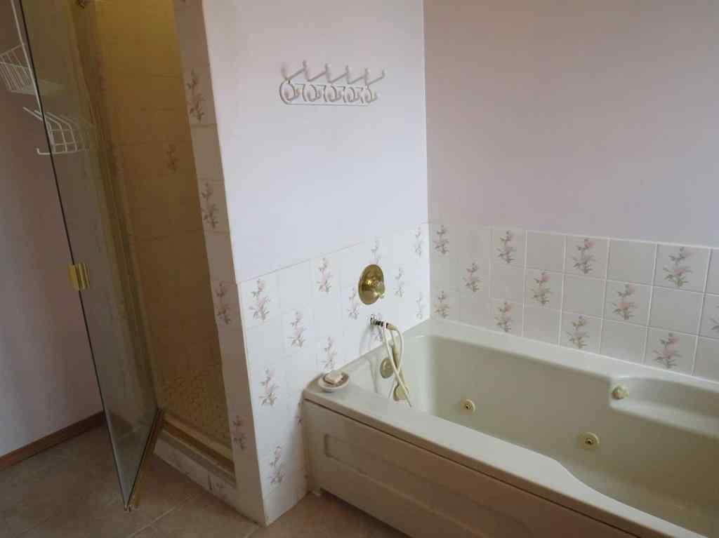 MLS® A2265616 - 63 La Valencia Gardens NE in Monterey Park Calgary, Residential