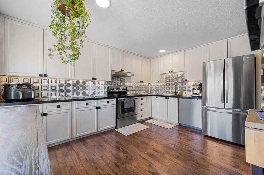 MLS® A2265670 - 151 Woodglen Grove SW in Woodbine Calgary, Residential