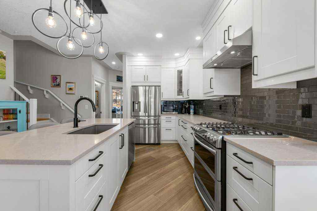 MLS® A2265690 - 615 10 Avenue NE in Renfrew Calgary, Residential