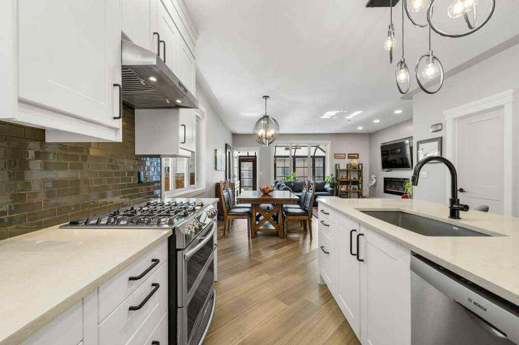 MLS® A2265690 - 615 10 Avenue NE in Renfrew Calgary, Residential