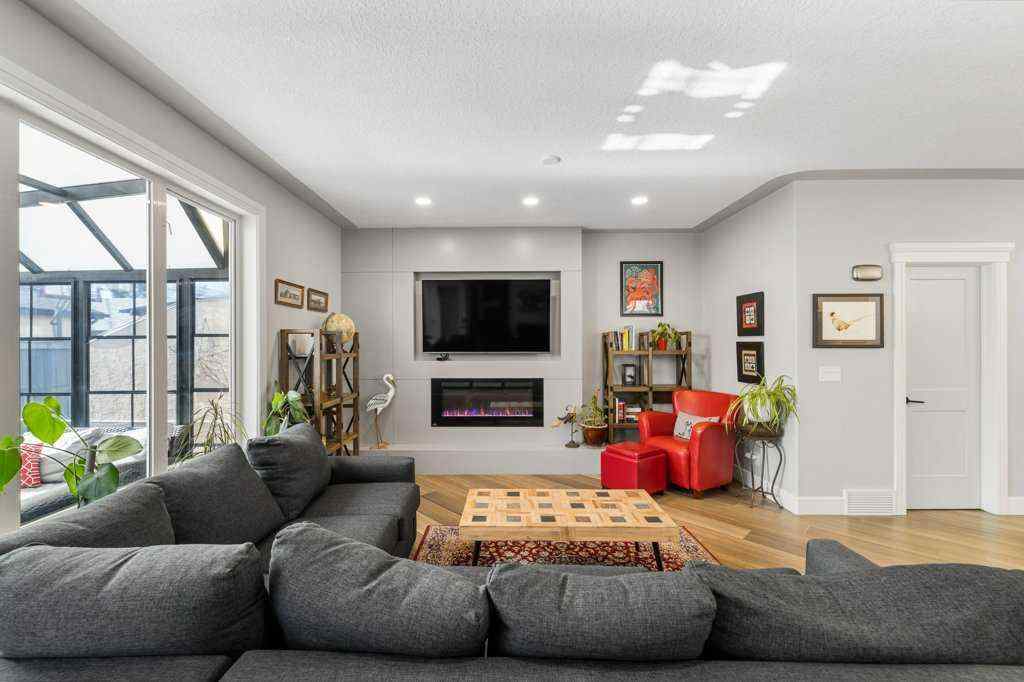 MLS® A2265690 - 615 10 Avenue NE in Renfrew Calgary, Residential