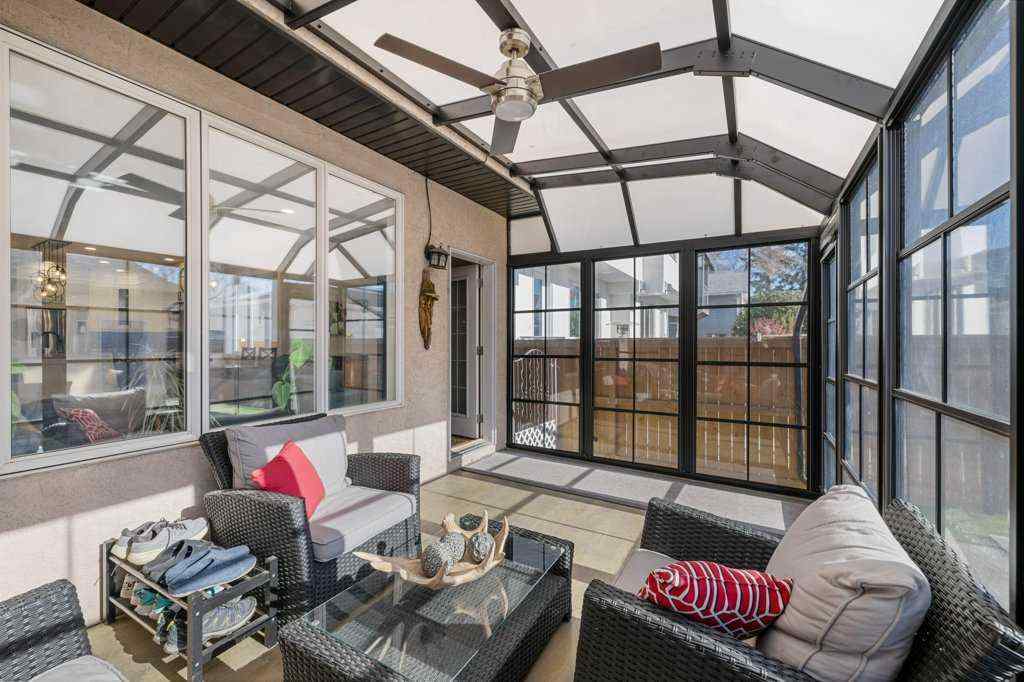 MLS® A2265690 - 615 10 Avenue NE in Renfrew Calgary, Residential