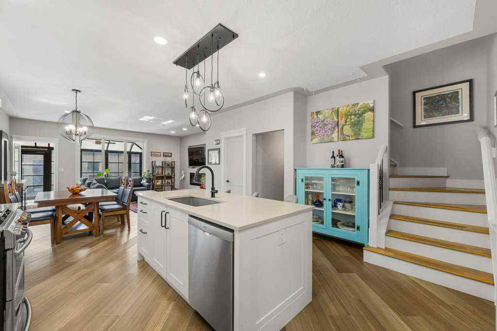 MLS® A2265690 - 615 10 Avenue NE in Renfrew Calgary, Residential