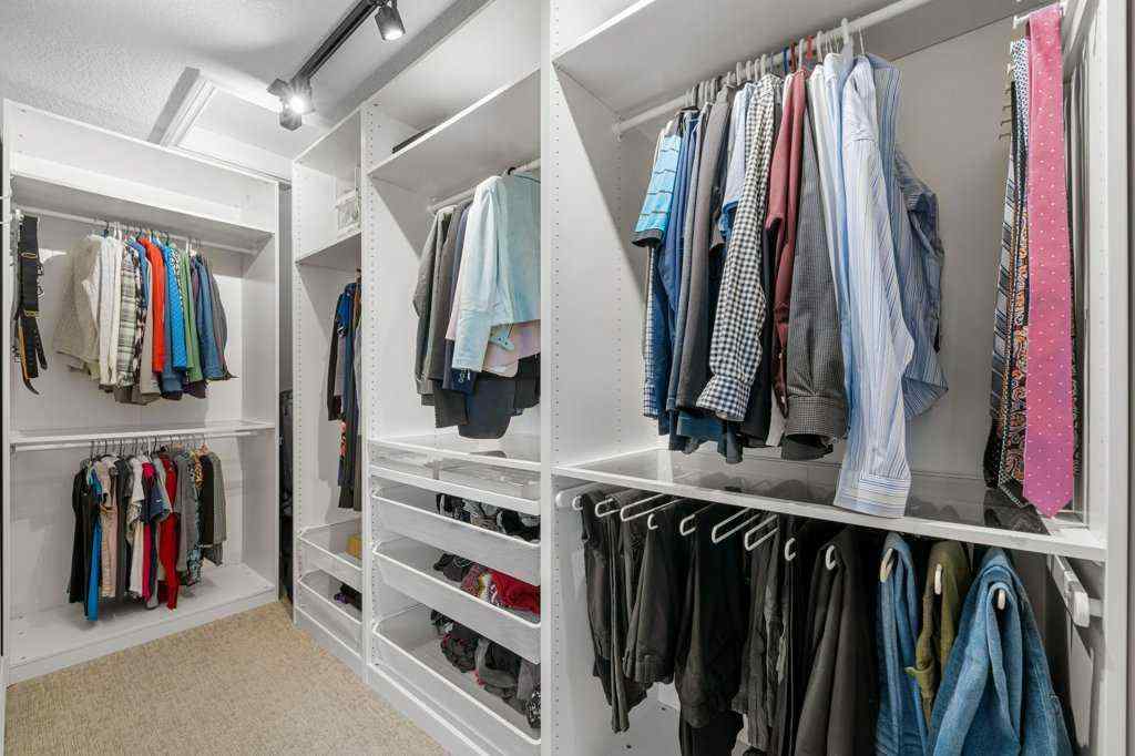 MLS® A2265690 - 615 10 Avenue NE in Renfrew Calgary, Residential