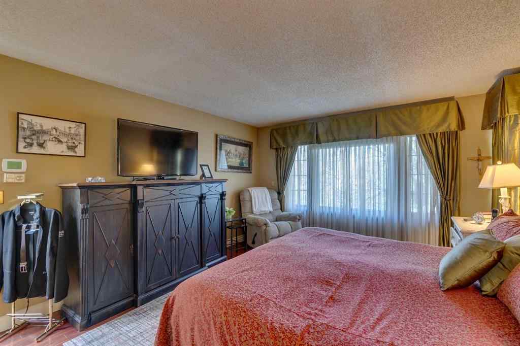 MLS® A2265694 - 1302 Frontenac Avenue SW in Upper Mount Royal Calgary, Residential