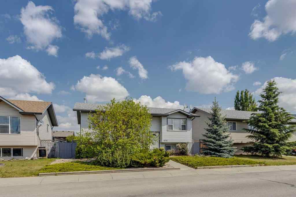 MLS® A2265790 - 1656 Strathcona Gate  in Strathaven Strathmore, Residential
