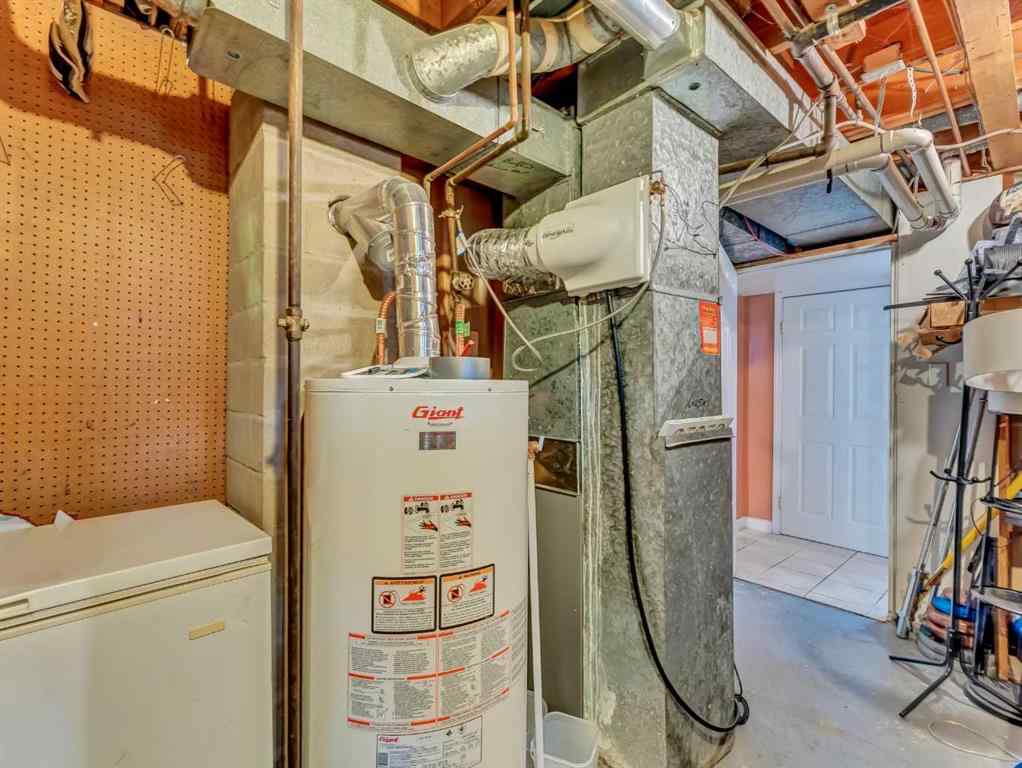 MLS® A2265802 - 699 14 Street NE in Northeast Crescent Heights Medicine Hat, Residential