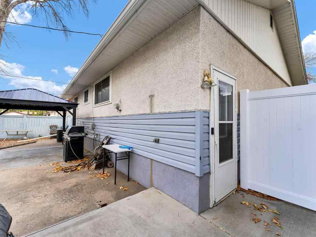 MLS® A2265802 - 699 14 Street NE in Northeast Crescent Heights Medicine Hat, Residential