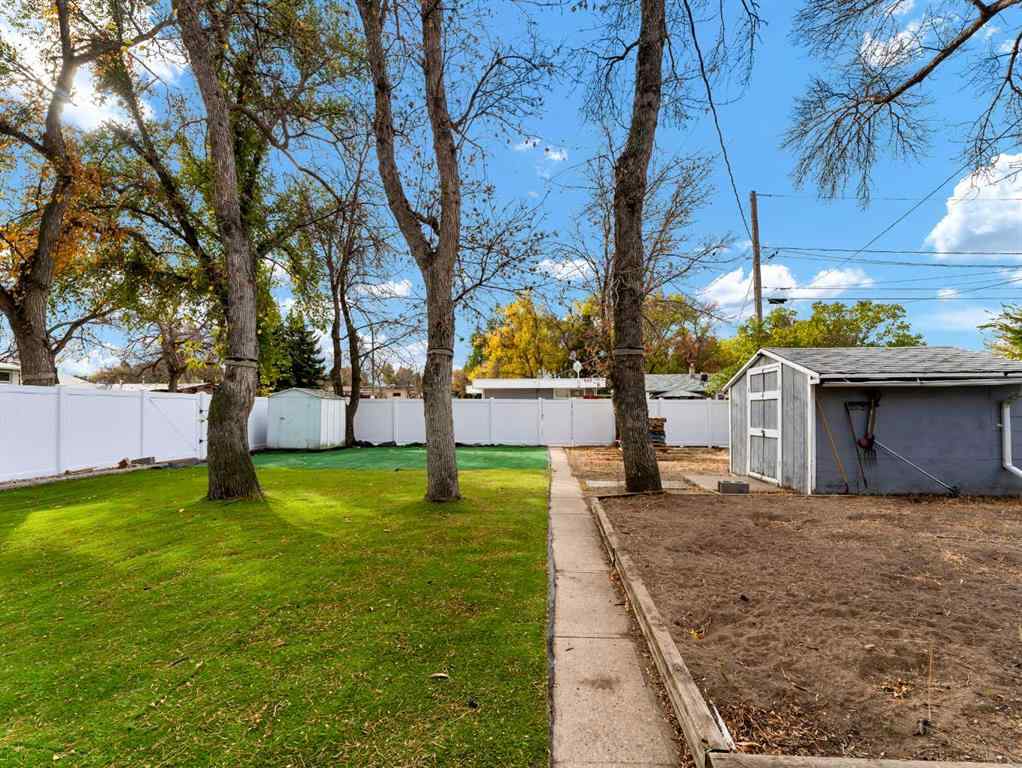 MLS® A2265802 - 699 14 Street NE in Northeast Crescent Heights Medicine Hat, Residential