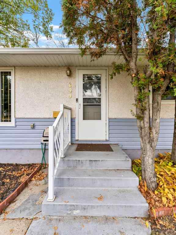 MLS® A2265802 - 699 14 Street NE in Northeast Crescent Heights Medicine Hat, Residential