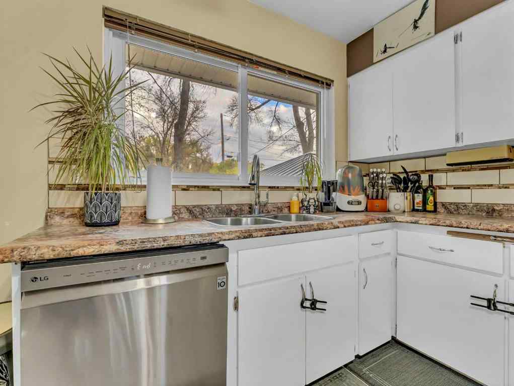 MLS® A2265802 - 699 14 Street NE in Northeast Crescent Heights Medicine Hat, Residential