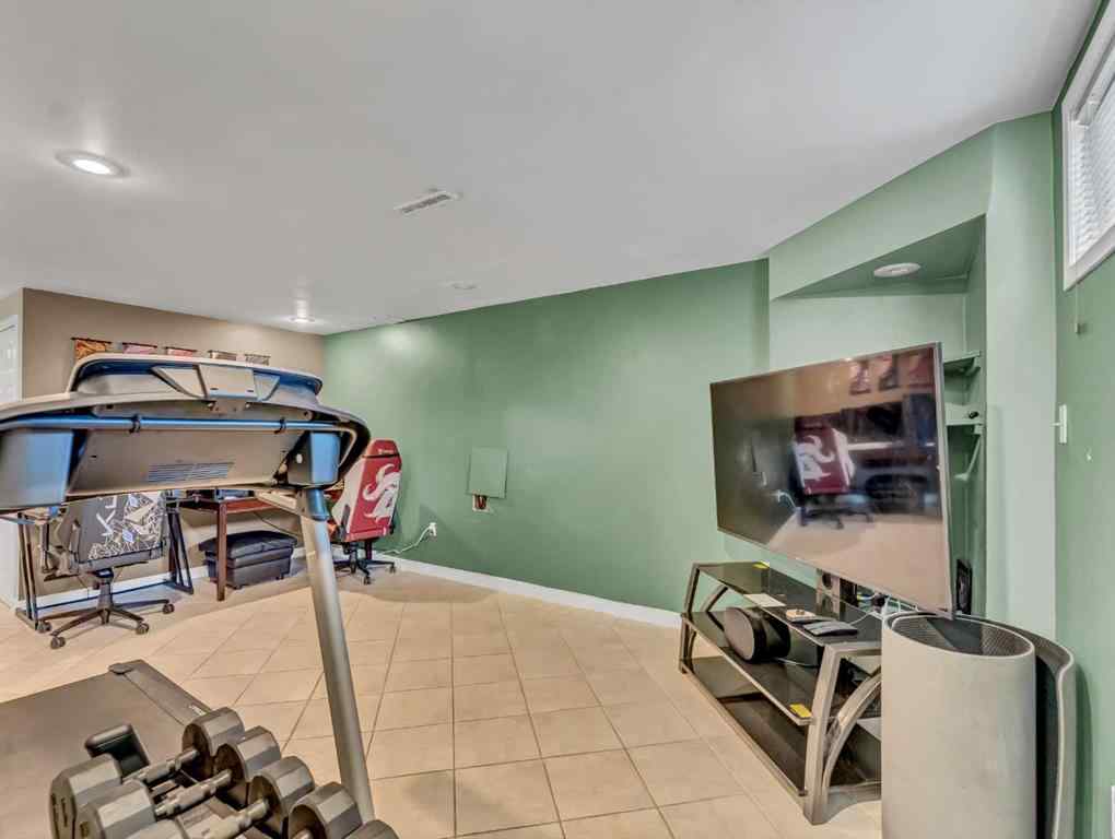 MLS® A2265802 - 699 14 Street NE in Northeast Crescent Heights Medicine Hat, Residential