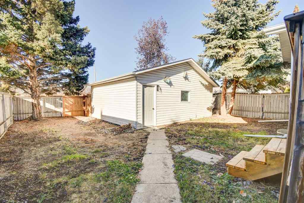 MLS® A2265815 - 112 Dixon Crescent  in Deer Park Estates Red Deer, Residential