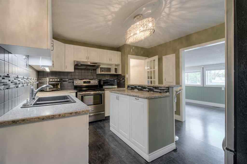 MLS® A2265829 - 813 Stafford Drive N in Senator Buchanan Lethbridge, Residential