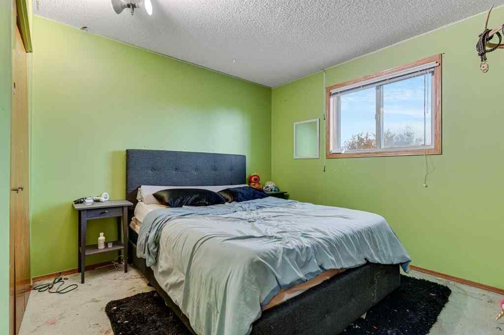 MLS® A2265880 - 399 Sunlake Road SE in Sundance Calgary, Residential