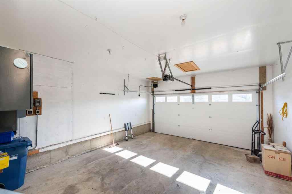 MLS® A2265883 - 251 Douglas Woods Drive SE in Douglasdale/Glen Calgary, Residential