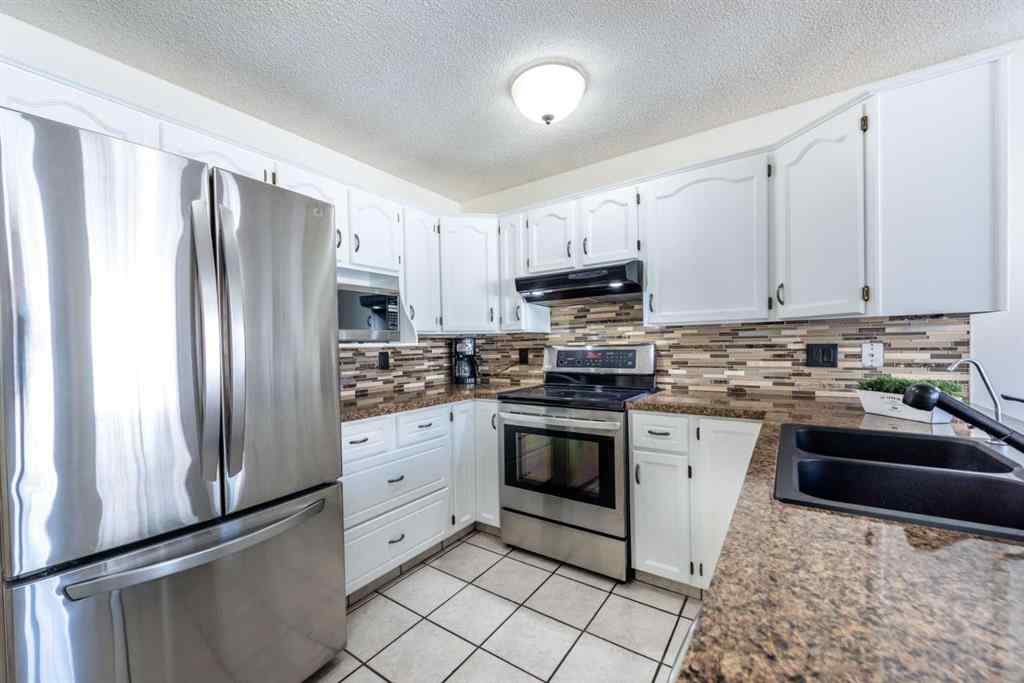 MLS® A2265883 - 251 Douglas Woods Drive SE in Douglasdale/Glen Calgary, Residential