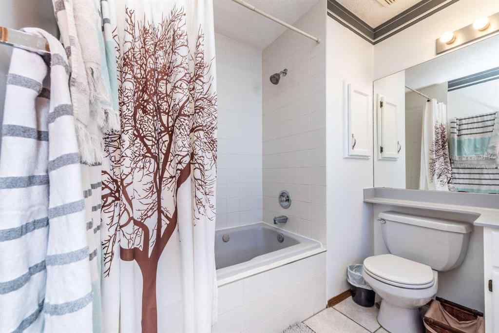 MLS® A2265883 - 251 Douglas Woods Drive SE in Douglasdale/Glen Calgary, Residential