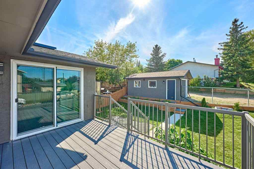 MLS® A2265900 - 1371 BERKLEY Drive NW in Beddington Heights Calgary, Residential